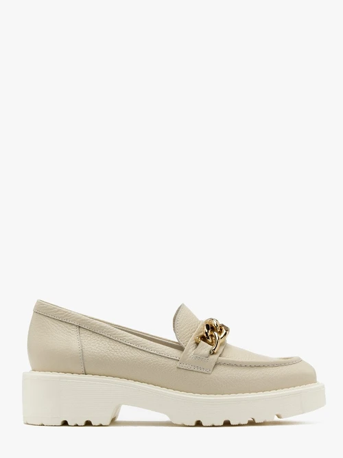 Kremowe mokasyny ze złotym łańcuchem ozdobnym