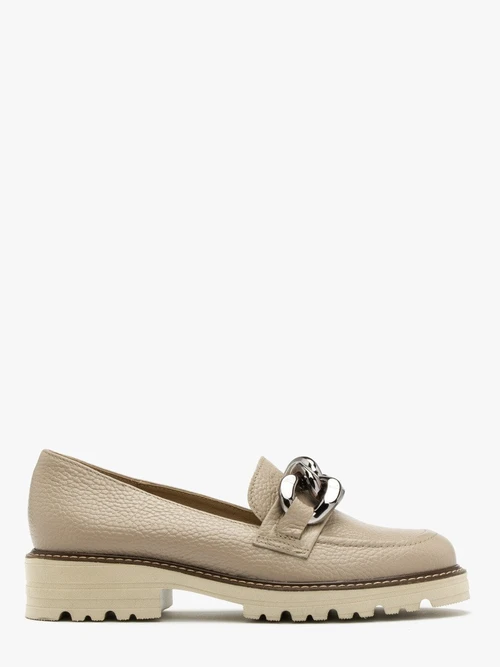 Beżowe mokasyny z ozdobnym łańcuchem