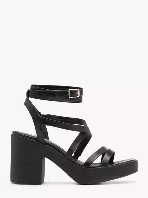 Czarne sandały z ozdobnymi paseczkami