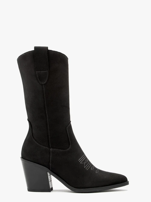 Czarne kozaki typu kowbojki z cholewką do połowy łydki