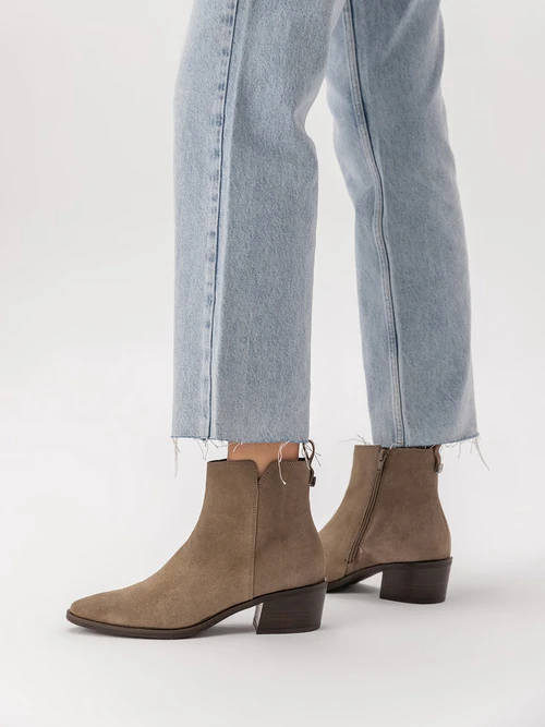 Jasnobrązowe botki na słupku