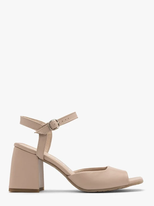 Beżowe sandały na masywnym słupku