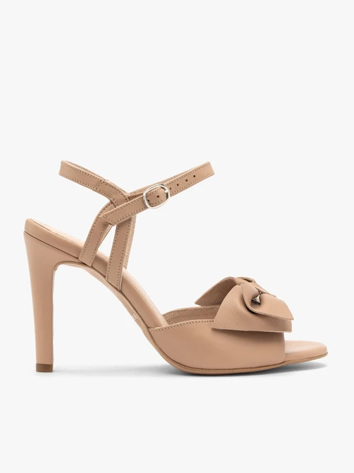 Beżowe sandały z odpinaną kokardą