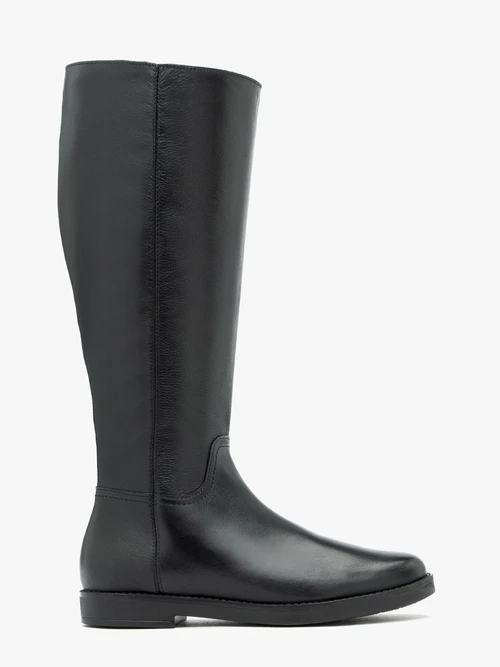 Czarne kozaki z szeroką cholewką