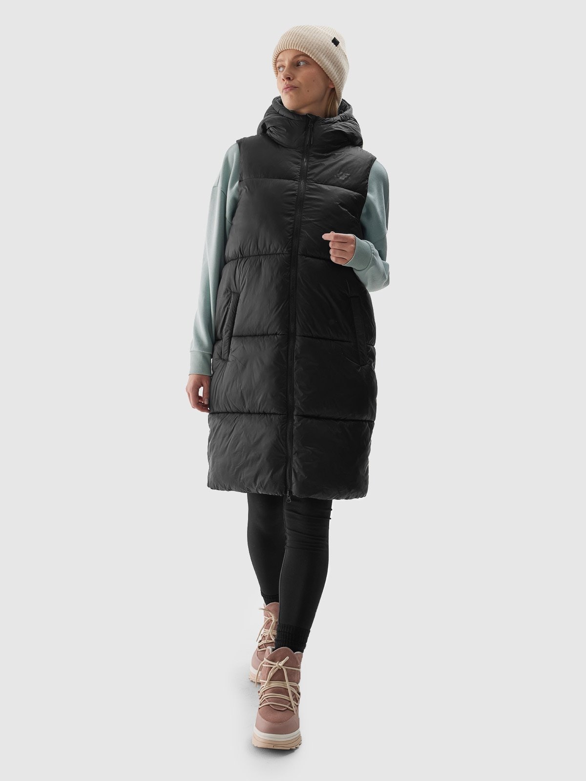 4F Długi bezrękawnik puchowy pikowany z kapturem damski - czarny M