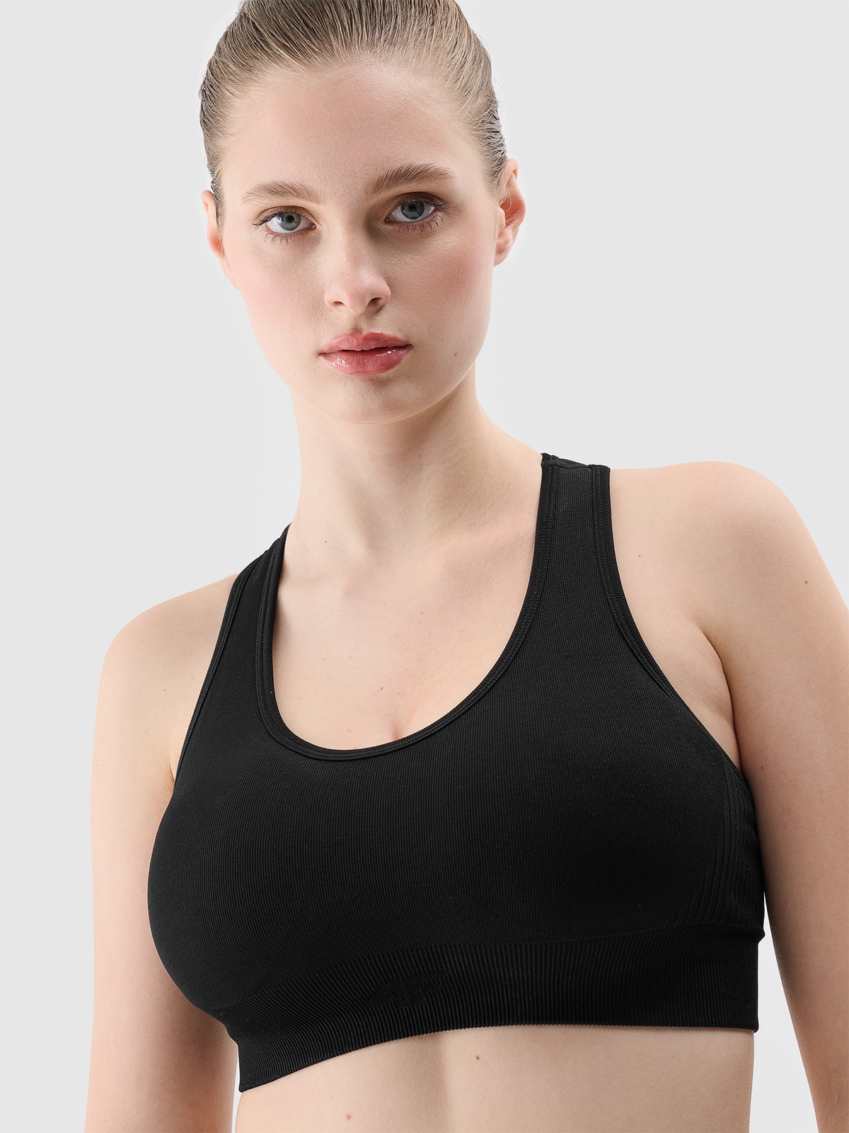 4F Biustonosz treningowy bezszwowy z niskim wsparciem damski - czarny M/L