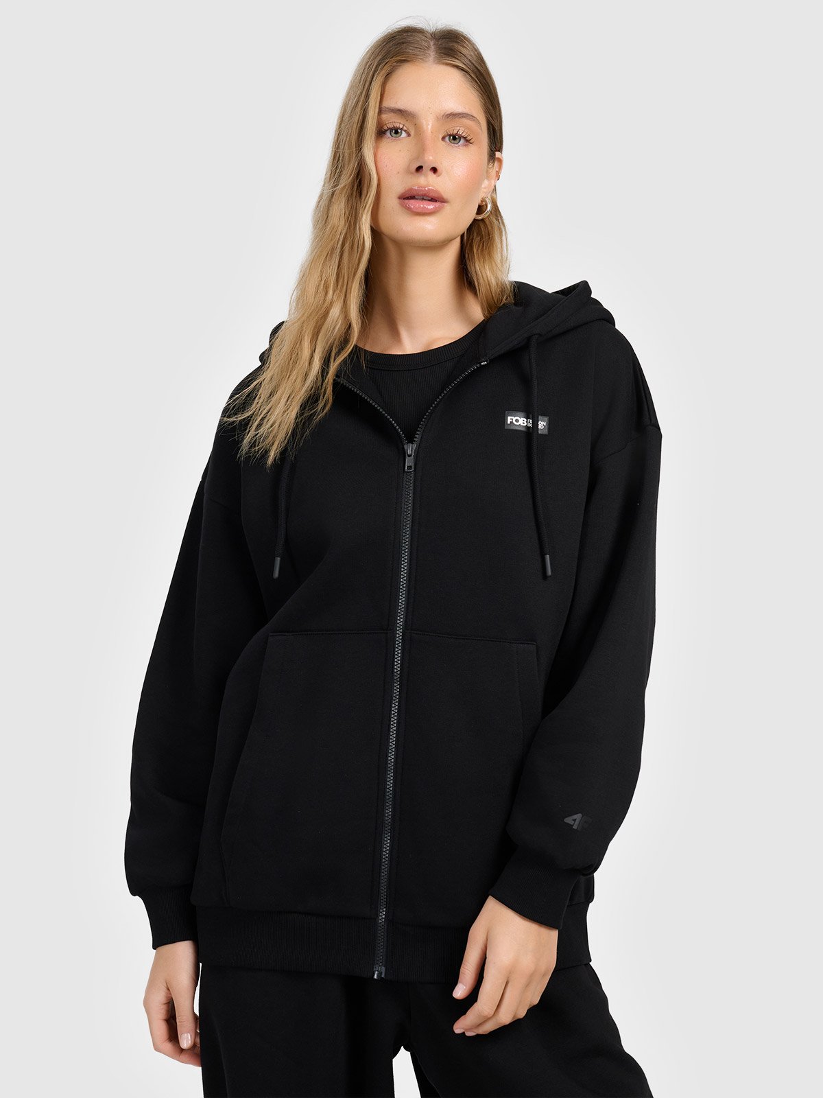 4F Bluza dresowa rozpinana z kapturem damska - czarna L