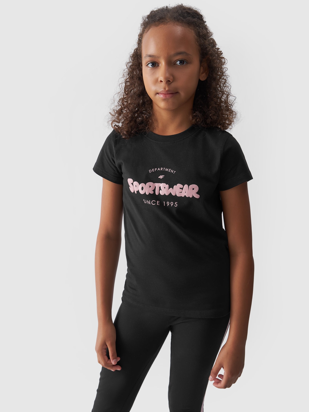 4F T-shirt z nadrukiem dziewczęcy - czarny 122 (6-7 lat)