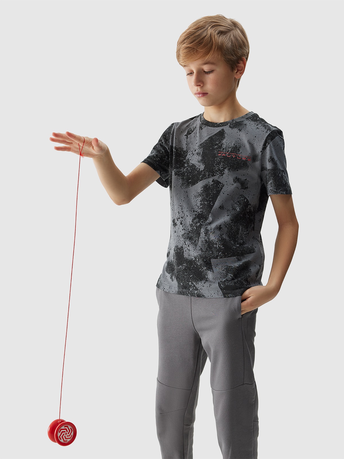 T-shirt z nadrukiem allover chłopięcy - szary