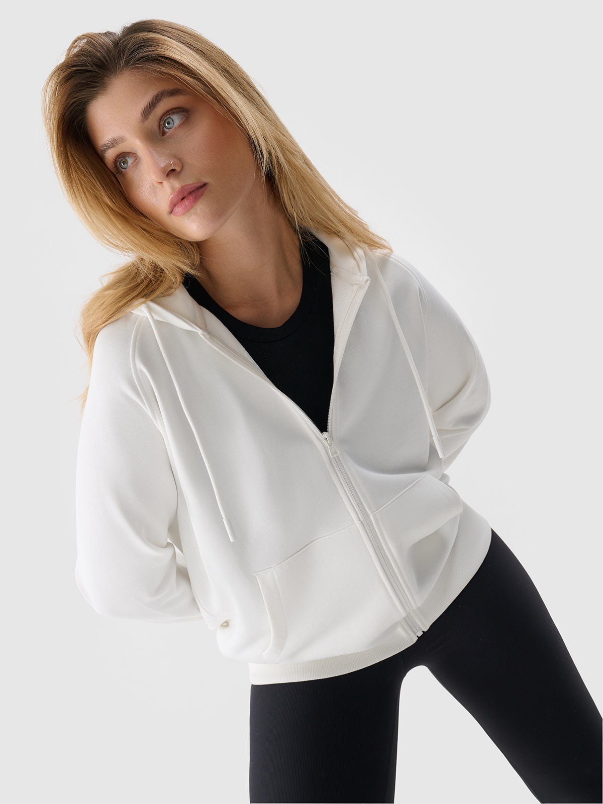 4F Bluza dresowa rozpinana z kapturem damska - biała XL