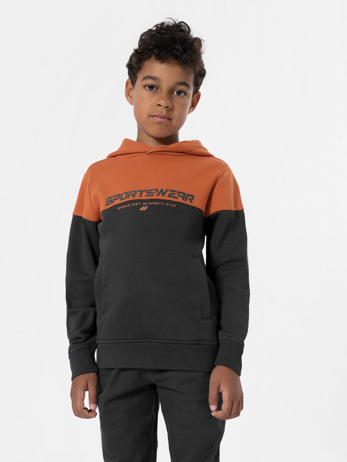 Bluza dresowa nierozpinana z kapturem chłopięca