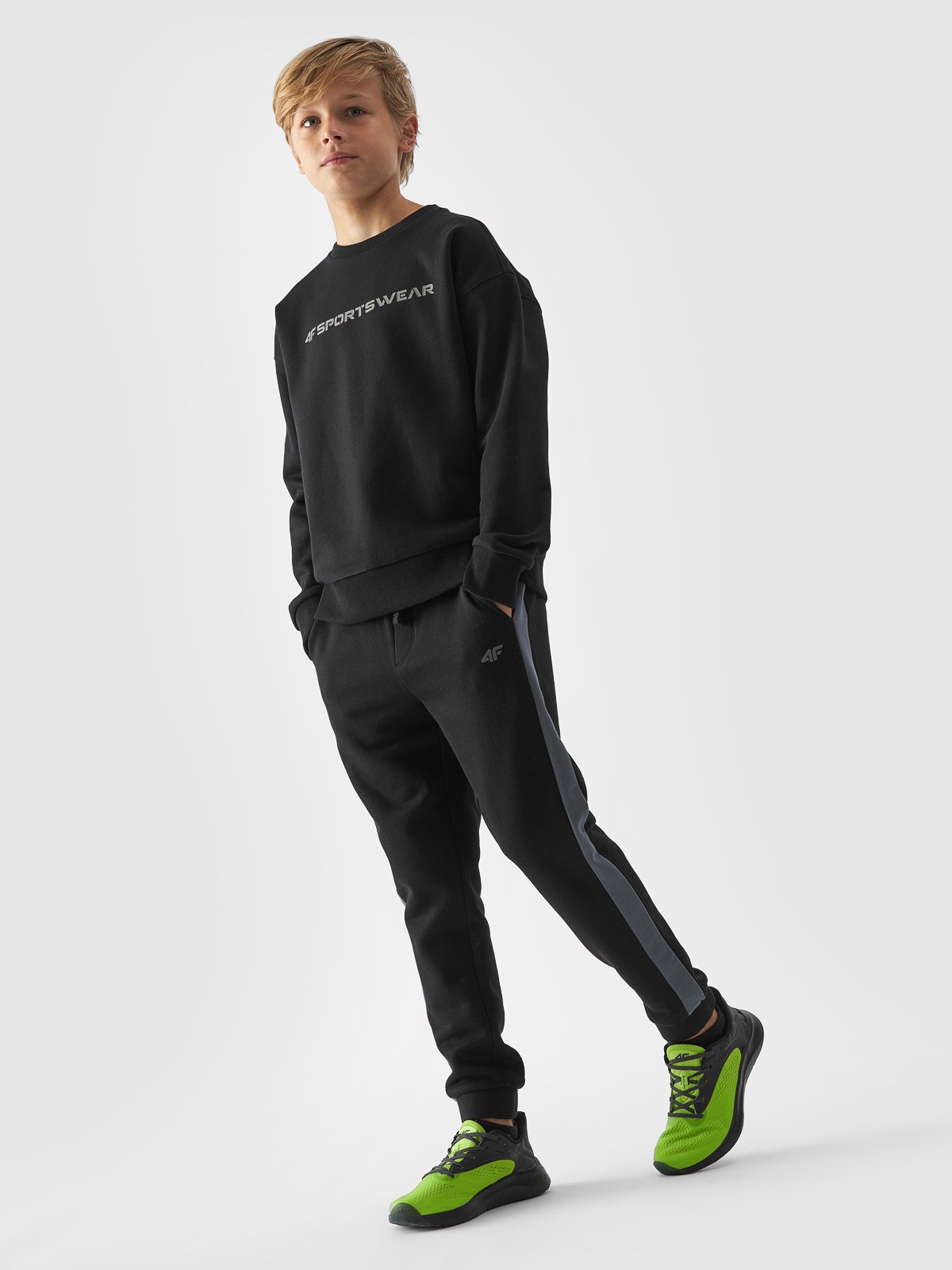 4F Spodnie dresowe joggery chłopięce - czarne 140 (9-10 lat)