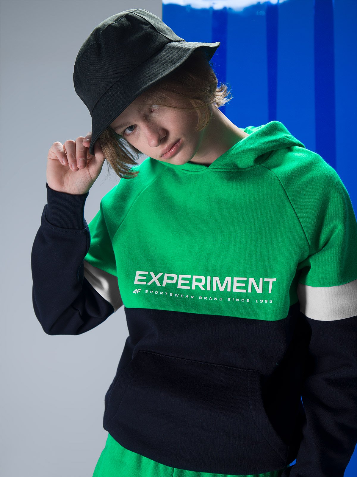 Bluza dresowa nierozpinana z kapturem chłopięca