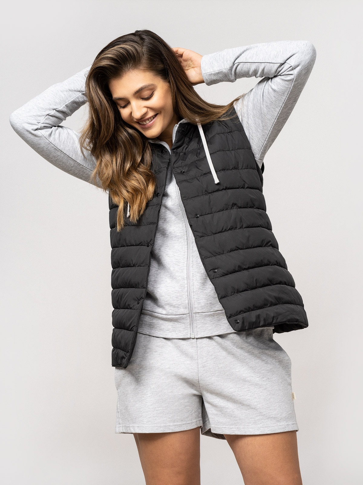 Bezrękawnik puchowy z wypełnieniem syntetycznym damski Outhorn - czarny