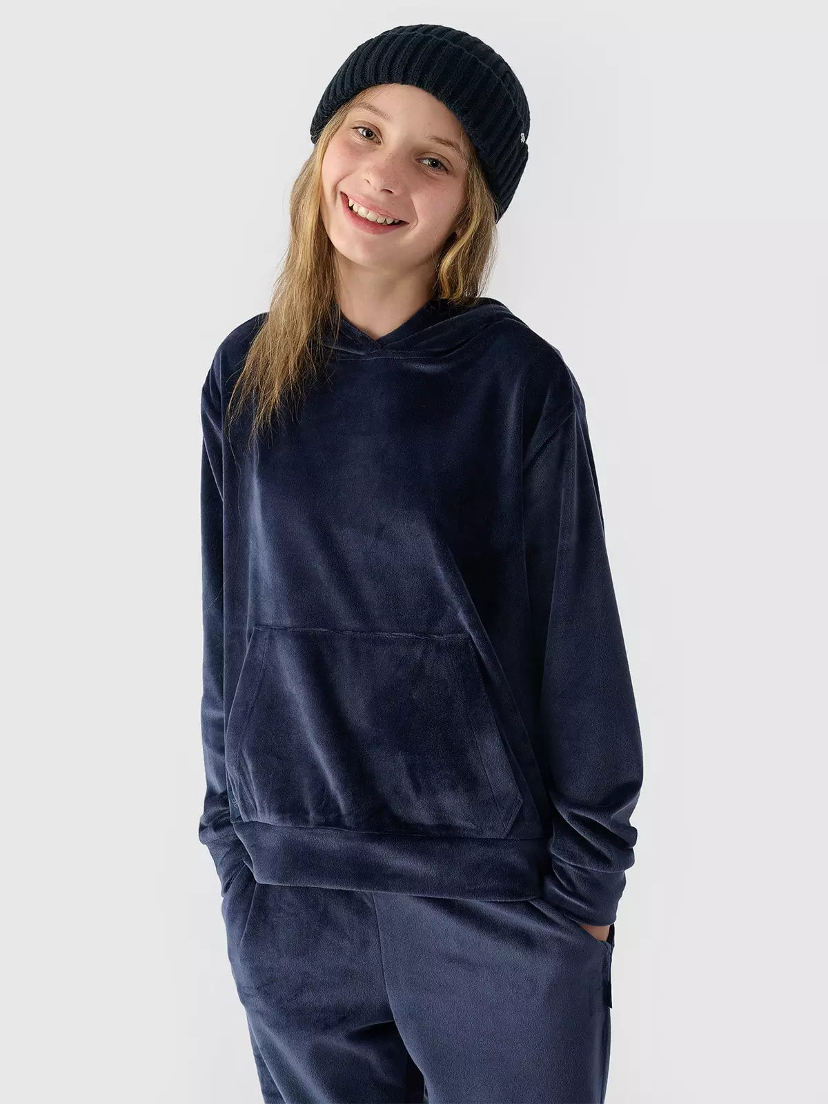 4F Bluza dresowa z weluru nierozpinana z kapturem dziewczęca - granatowa 140 (9-10 lat)