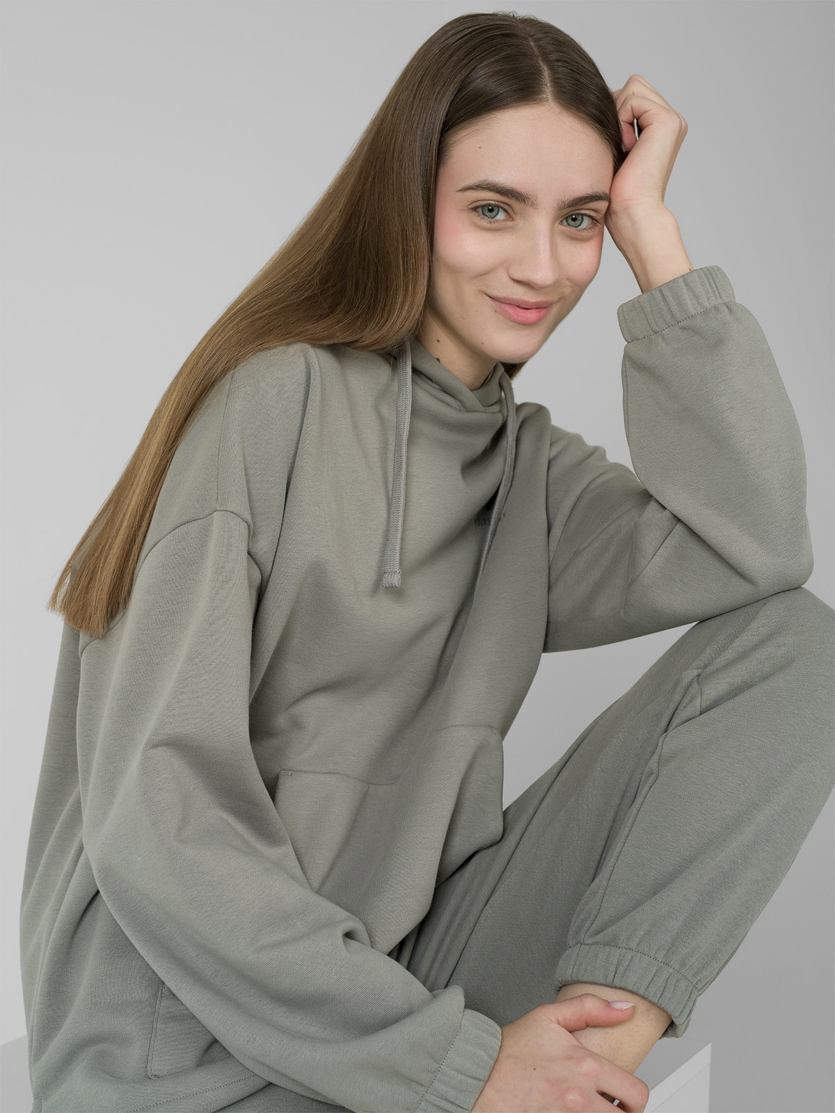 Bluza oversize nierozpinana z kapturem damska Outhorn - oliwkowa