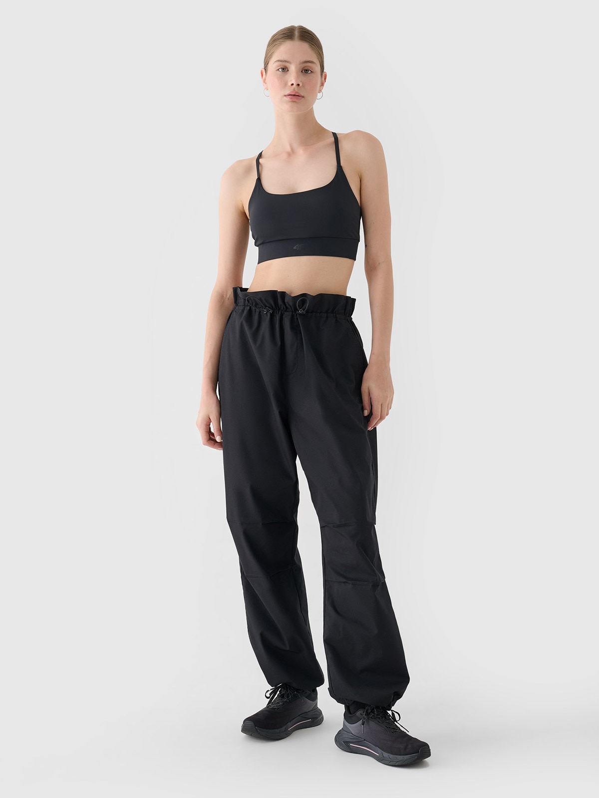 4F Spodnie casual parachute oversize damskie - czarne L