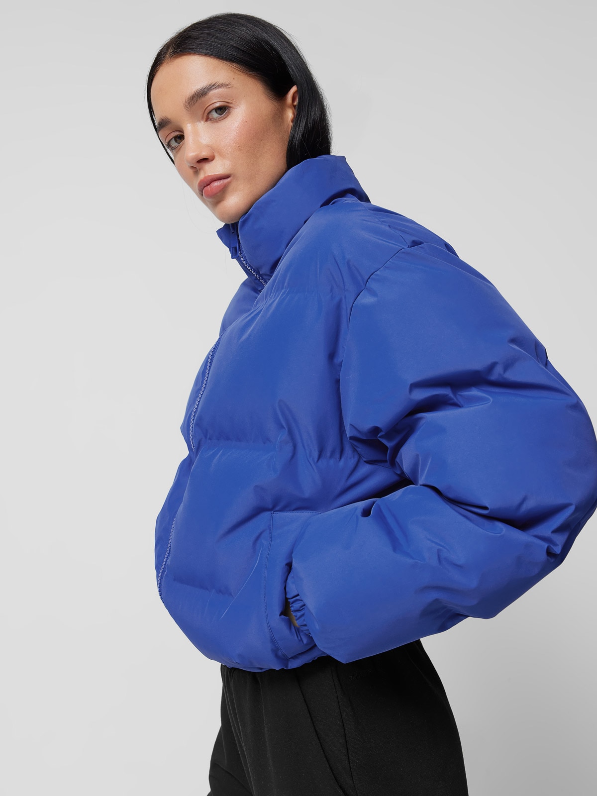 Kurtka puchowa puffer z wypełnieniem syntetycznym damska Outhorn - kobaltowa