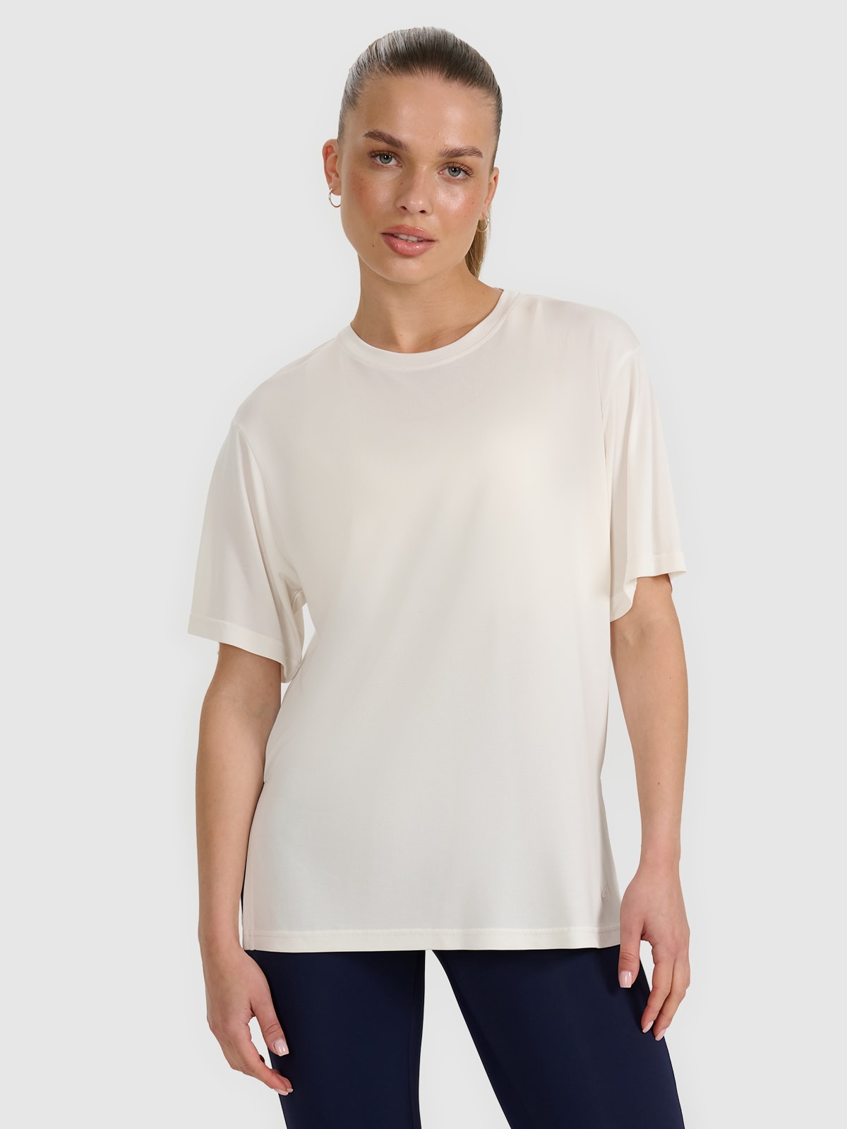 4F T-shirt oversize z modalem damski - biały XS