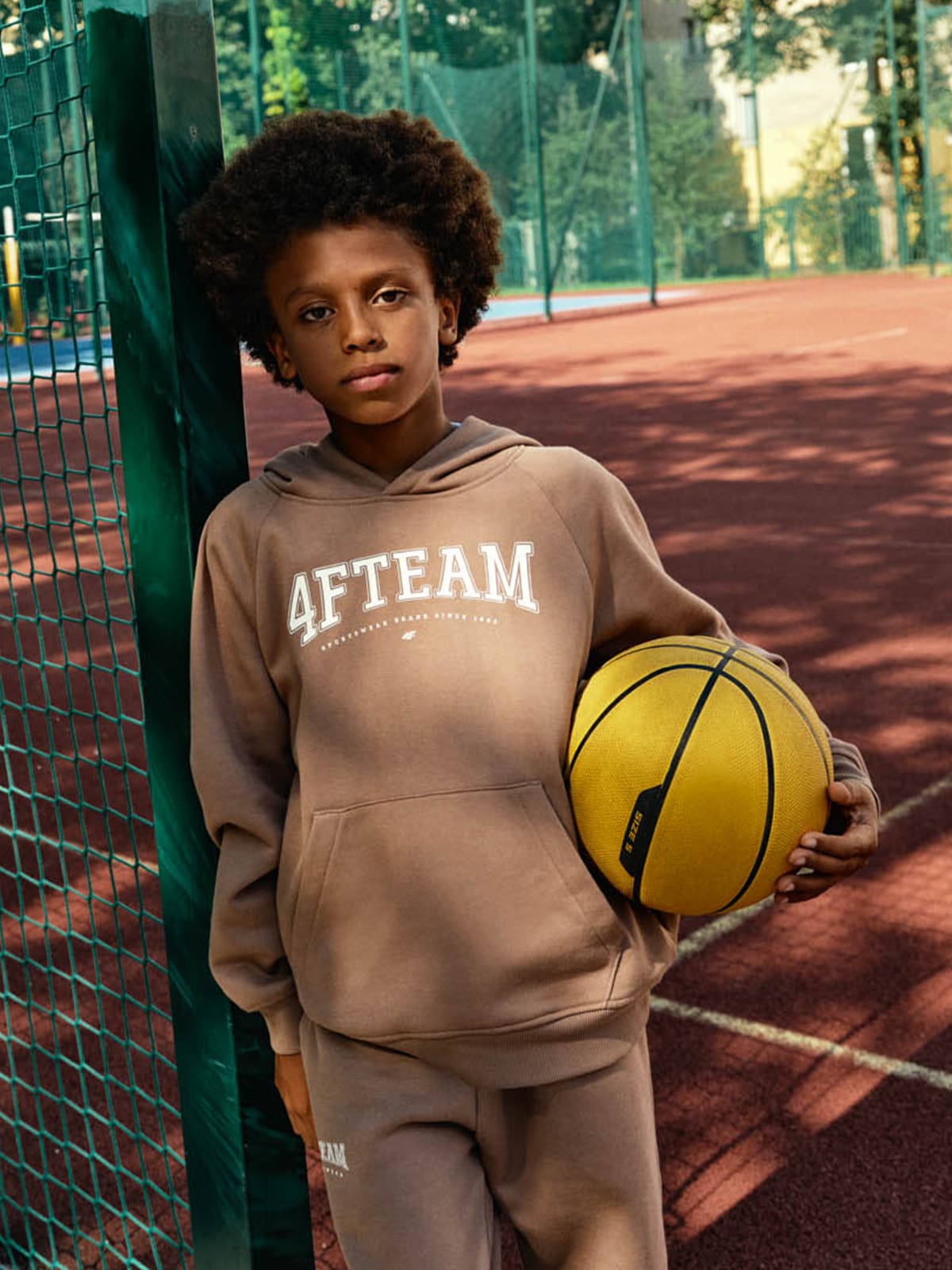 Bluza dresowa nierozpinana z kapturem chłopięca