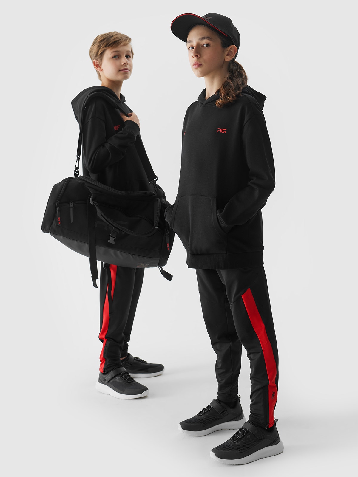 Bluza dresowa nierozpinana z kapturem dziecięca 4F x Robert Lewandowski - czarna