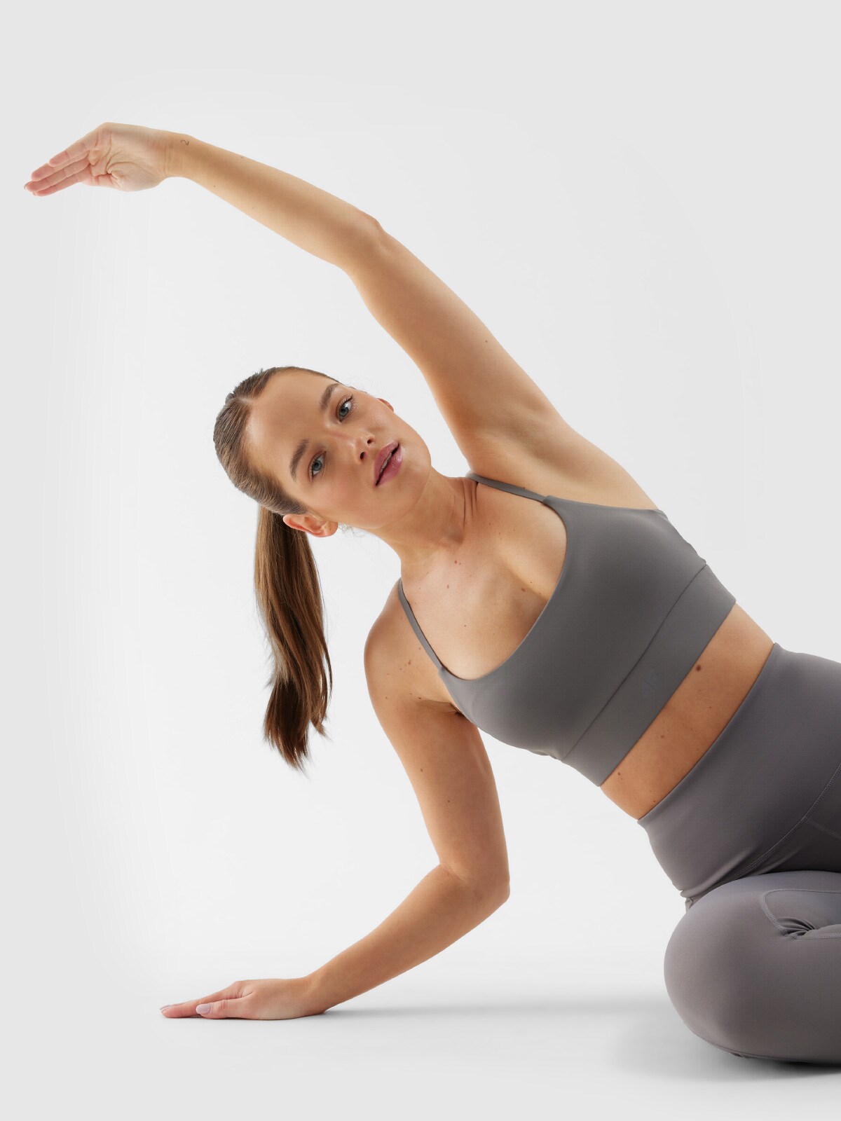 4F Biustonosz treningowy z niskim wsparciem damski - szary M