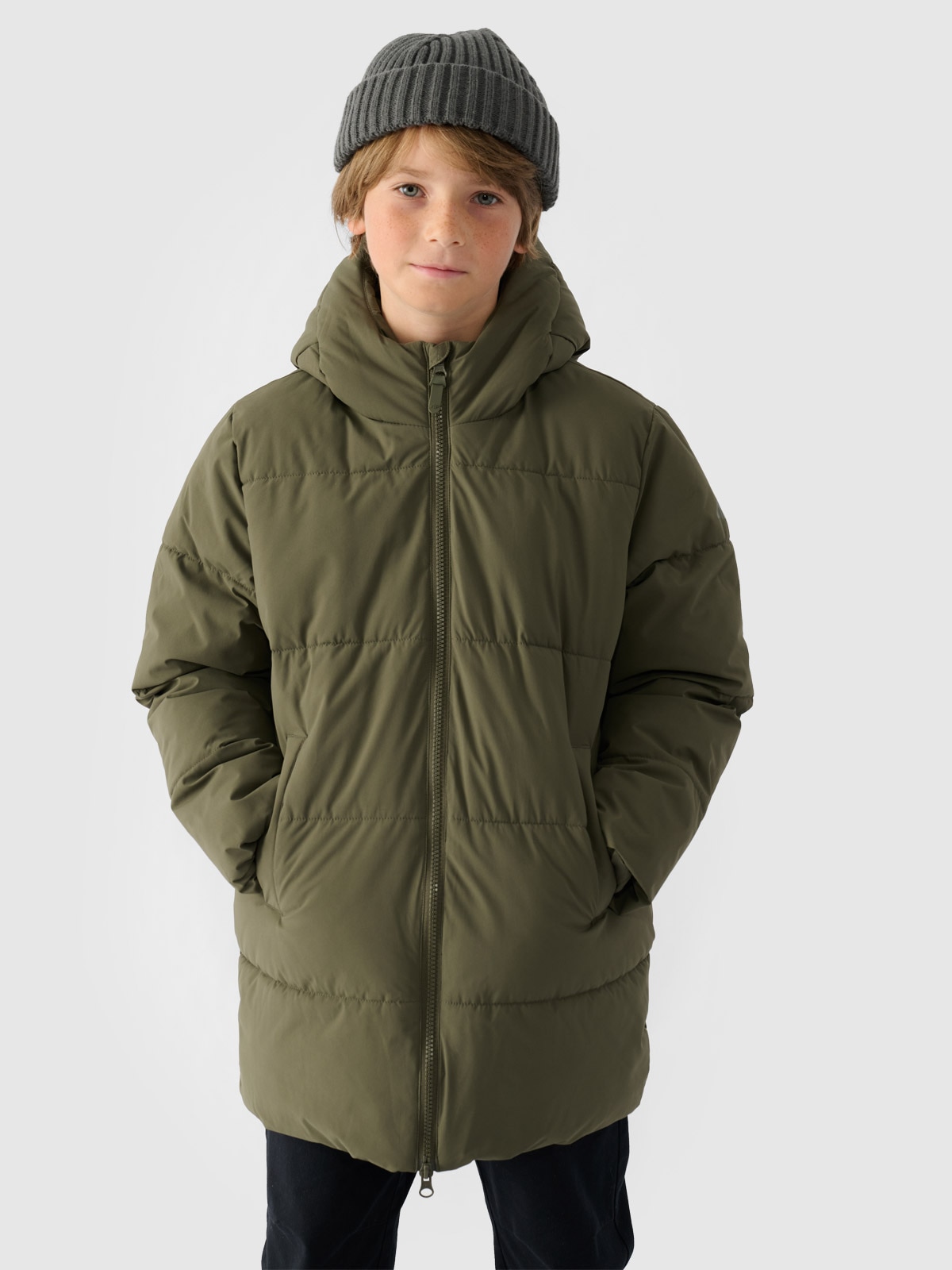 4F Płaszcz puchowy z wypełnieniem syntetycznym chłopięcy - khaki 134 (8-9 lat)