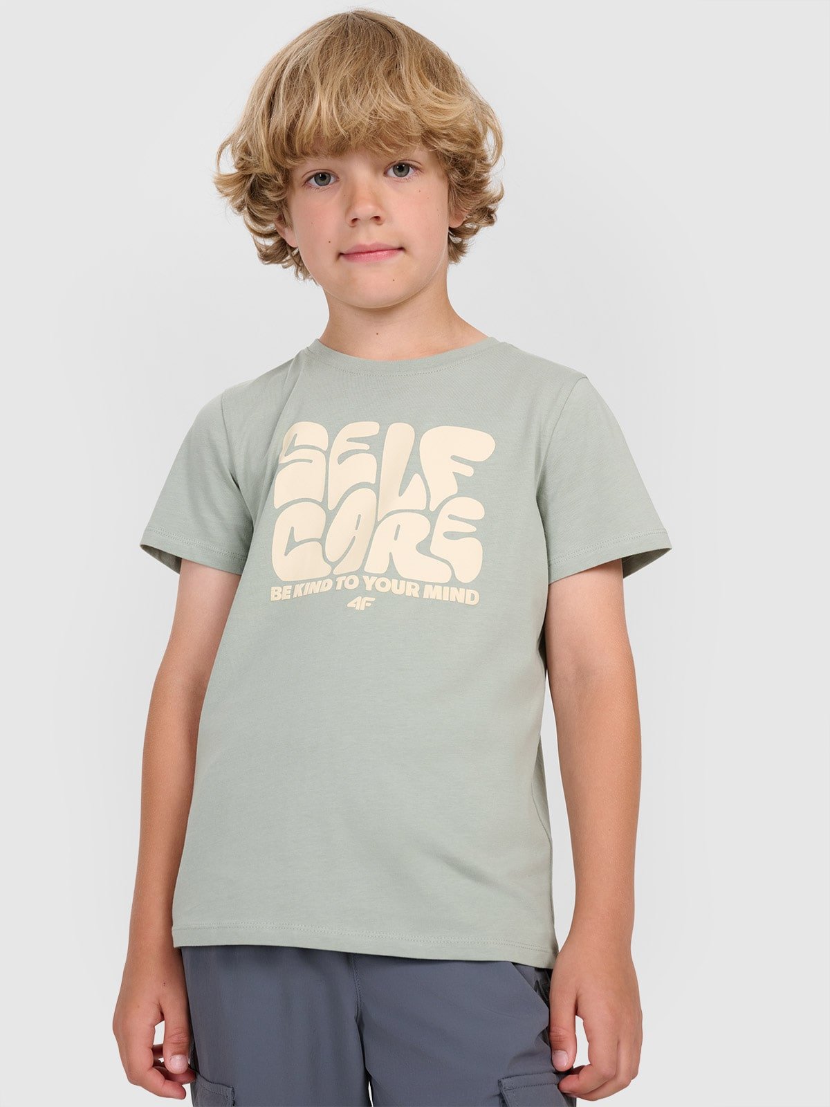 4F T-shirt regular z nadrukiem chłopięcy - oliwkowy 140 (9-10 lat)