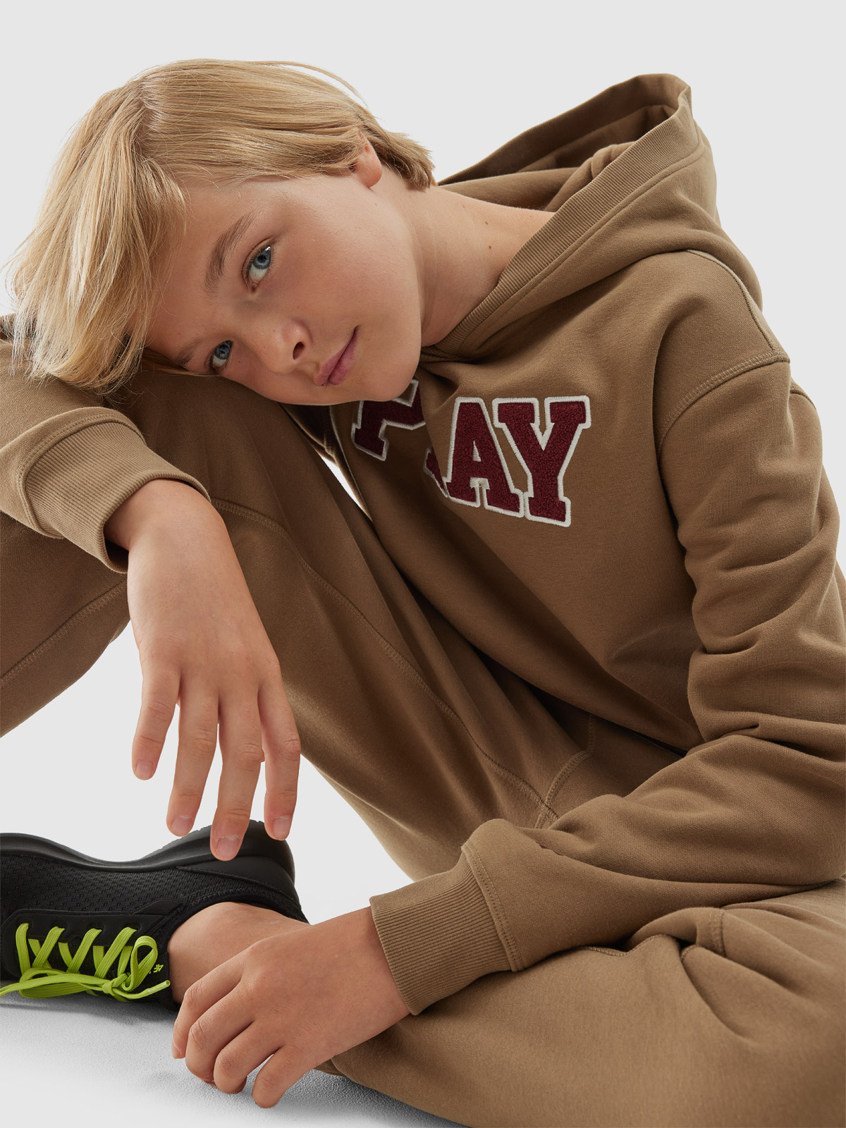 Bluza dresowa nierozpinana z kapturem chłopięca