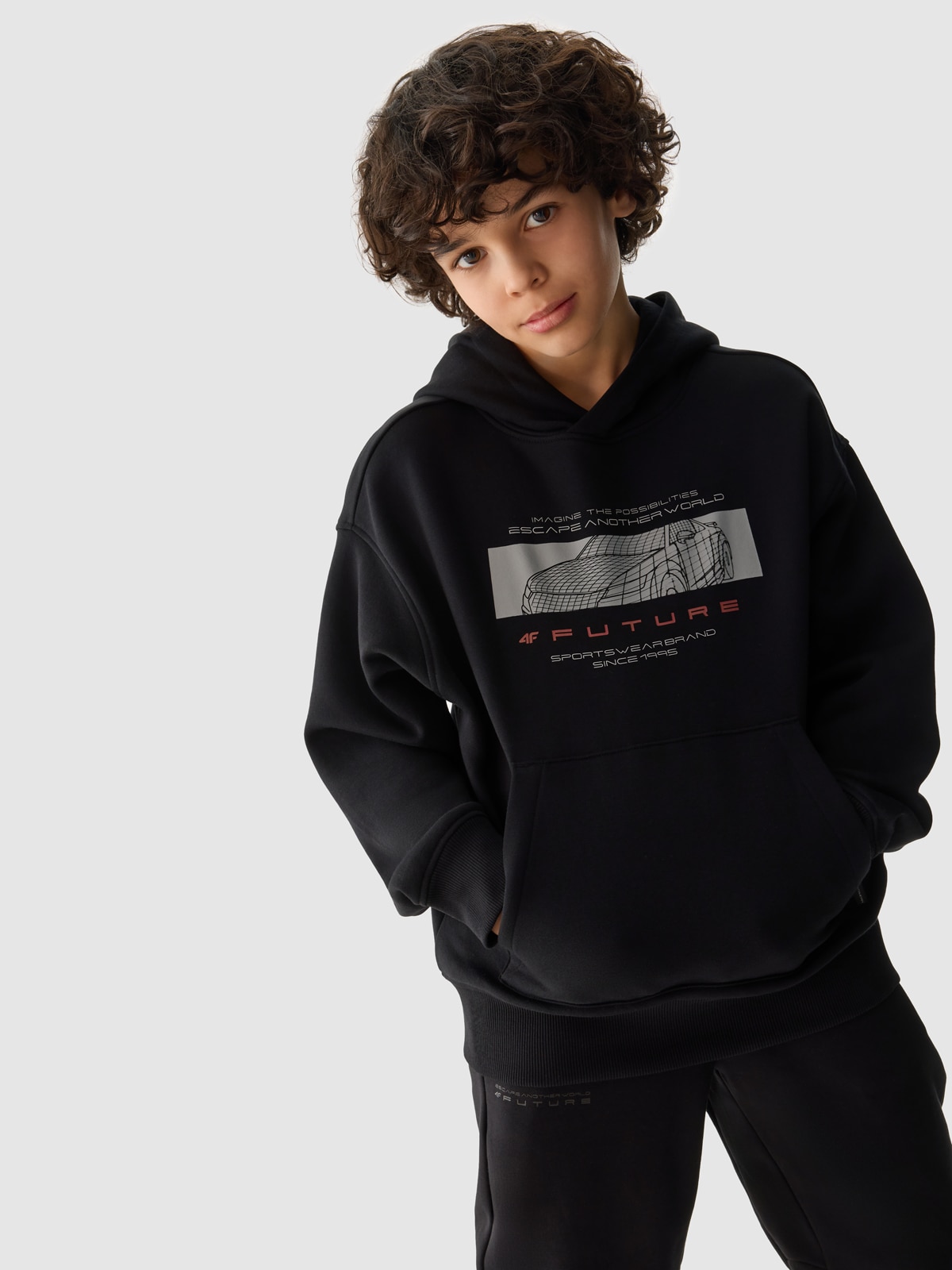 Bluza dresowa nierozpinana z kapturem chłopięca - czarna