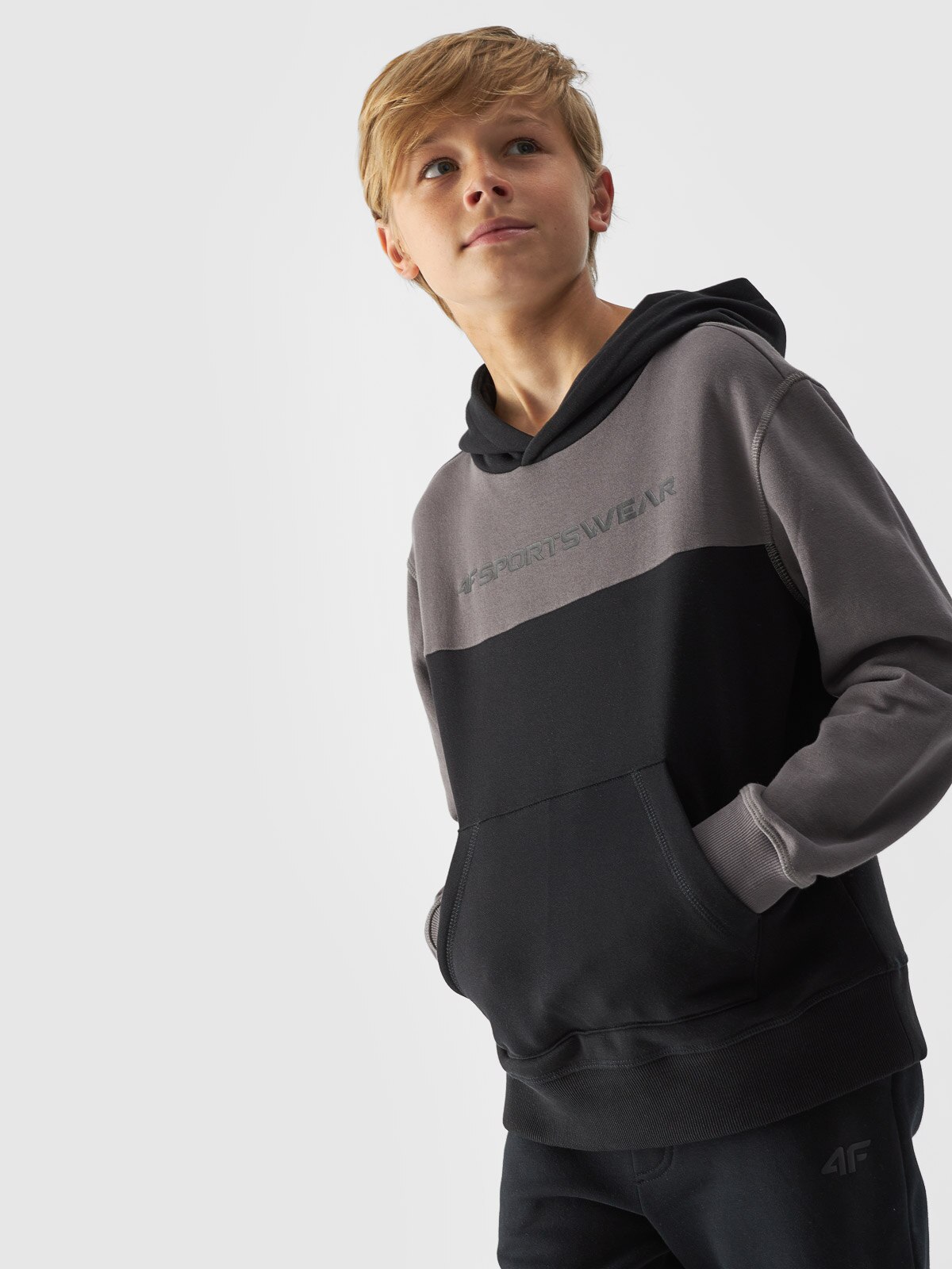 4F Bluza dresowa nierozpinana z kapturem chłopięca - czarna 122 (6-7 lat)