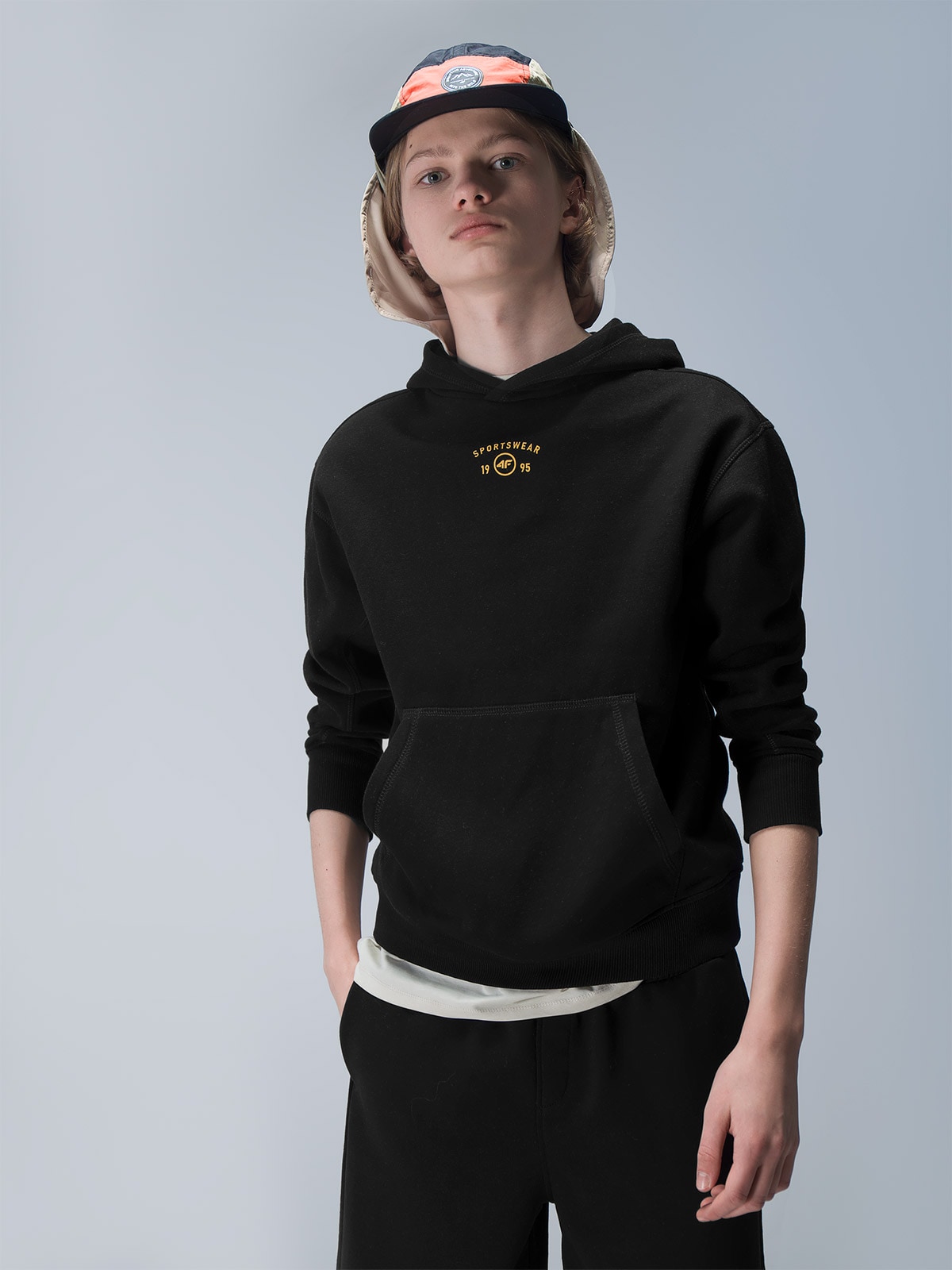 Bluza dresowa nierozpinana z kapturem chłopięca