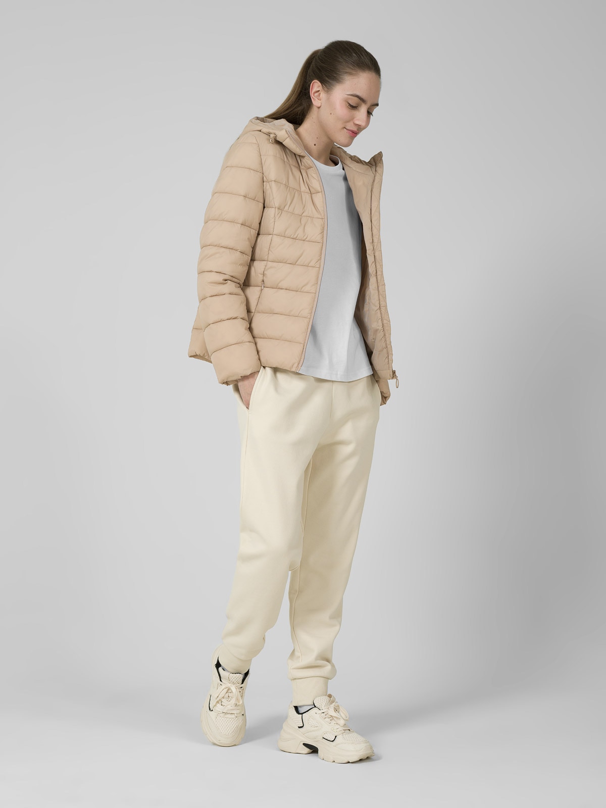 Kurtka puchowa z wypełnieniem syntetycznym damska Outhorn - beżowa