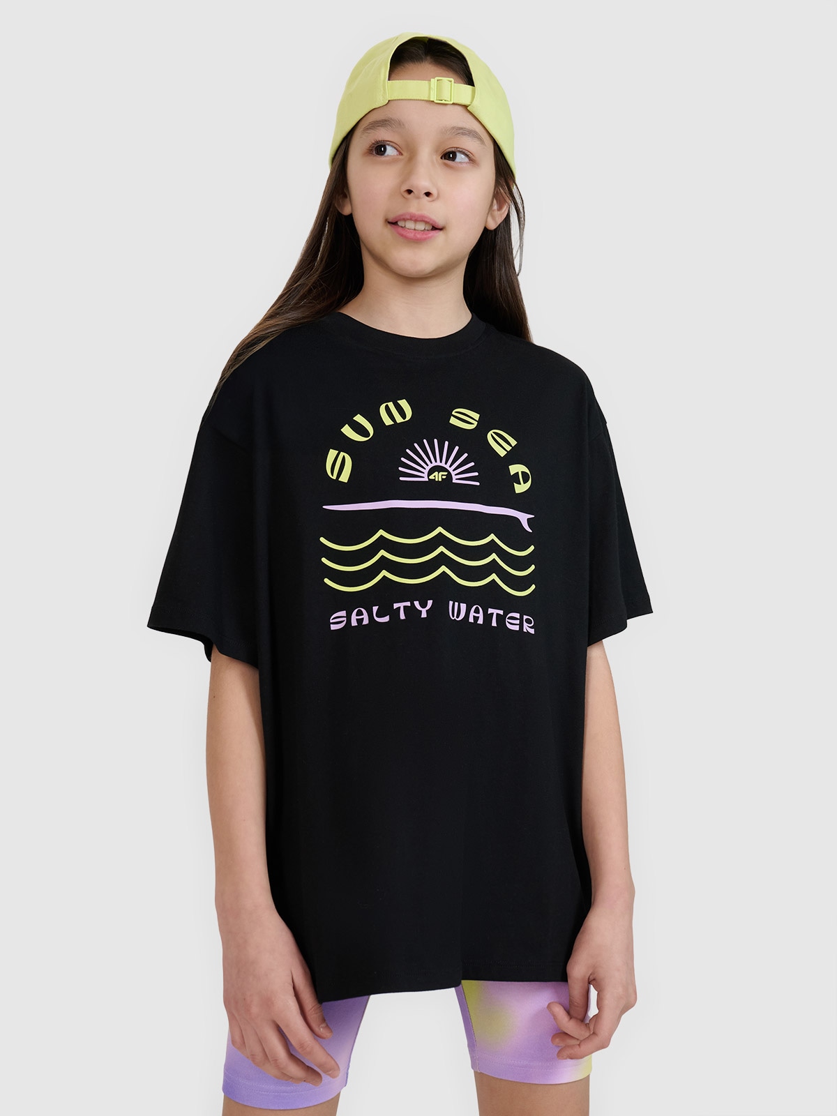 4F T-shirt oversize z nadrukiem dziewczęcy - czarny 128 (7-8 lat)