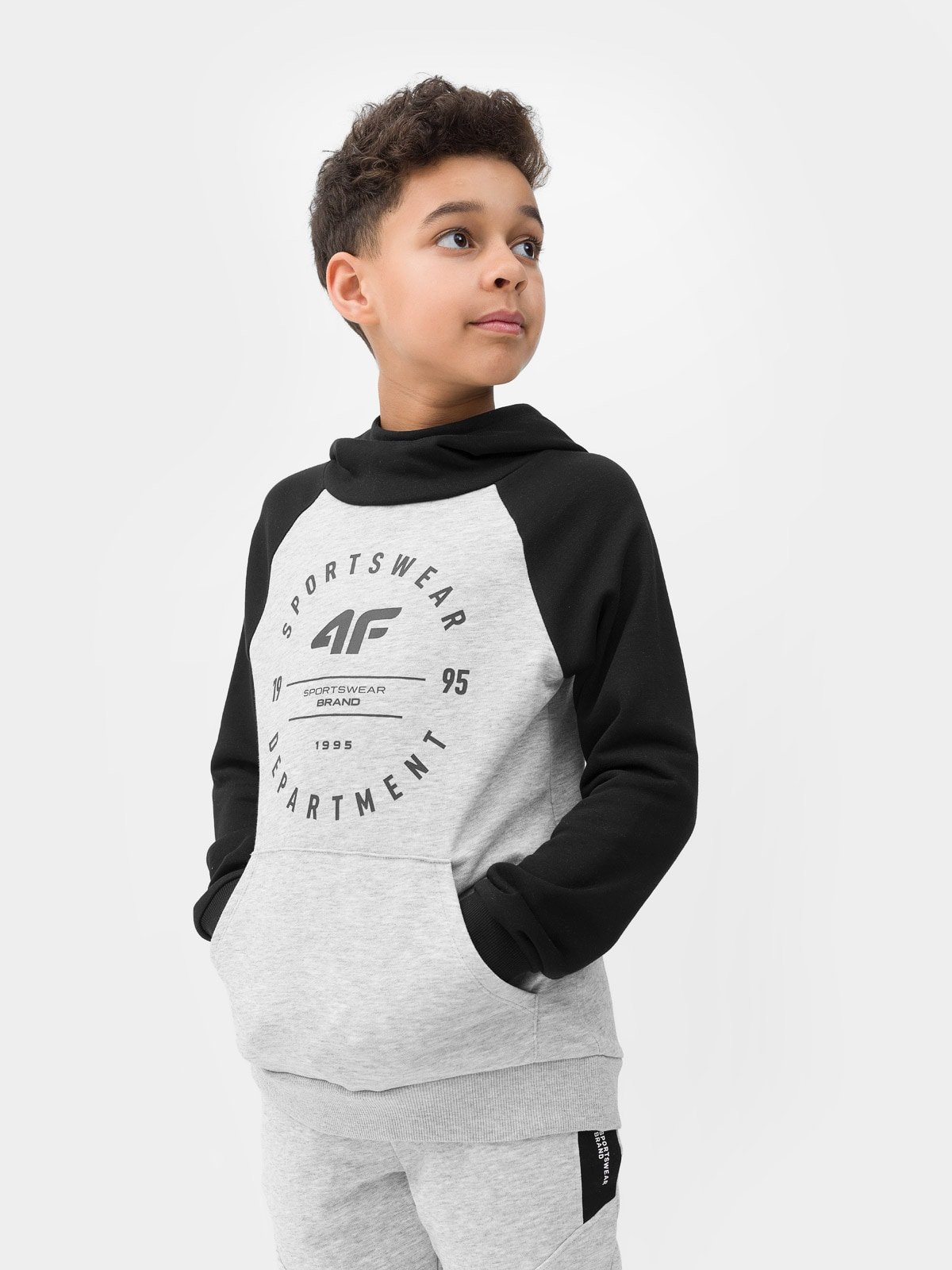 Bluza dresowa nierozpinana z kapturem chłopięca