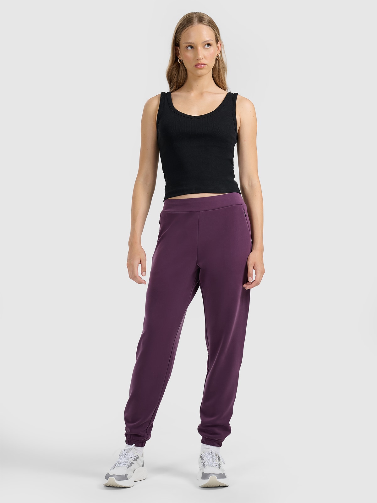 4F Spodnie dresowe joggery z modalem damskie - fioletowe L