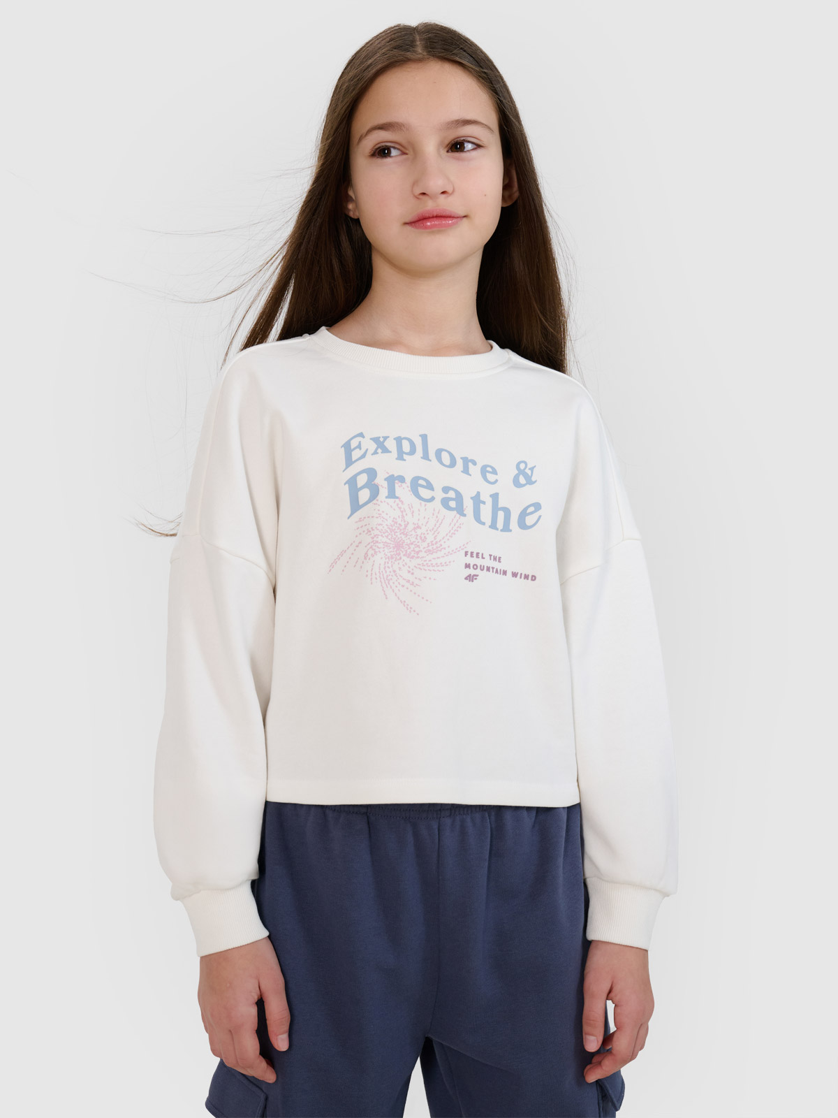 4F Bluza dresowa nierozpinana bez kaptura dziewczęca - biała 140 (9-10 lat)