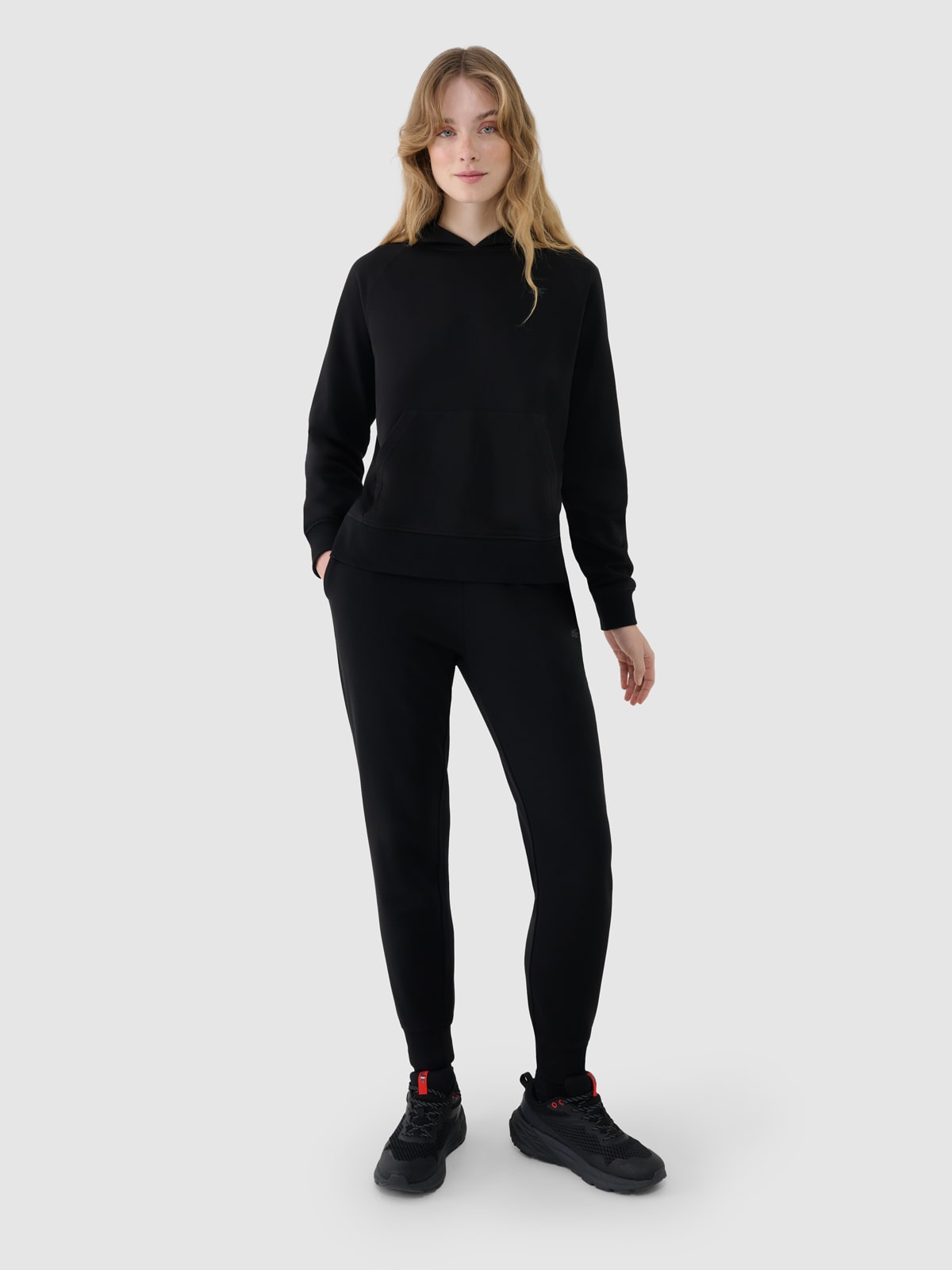 4F Spodnie dresowe joggery damskie - czarne XS