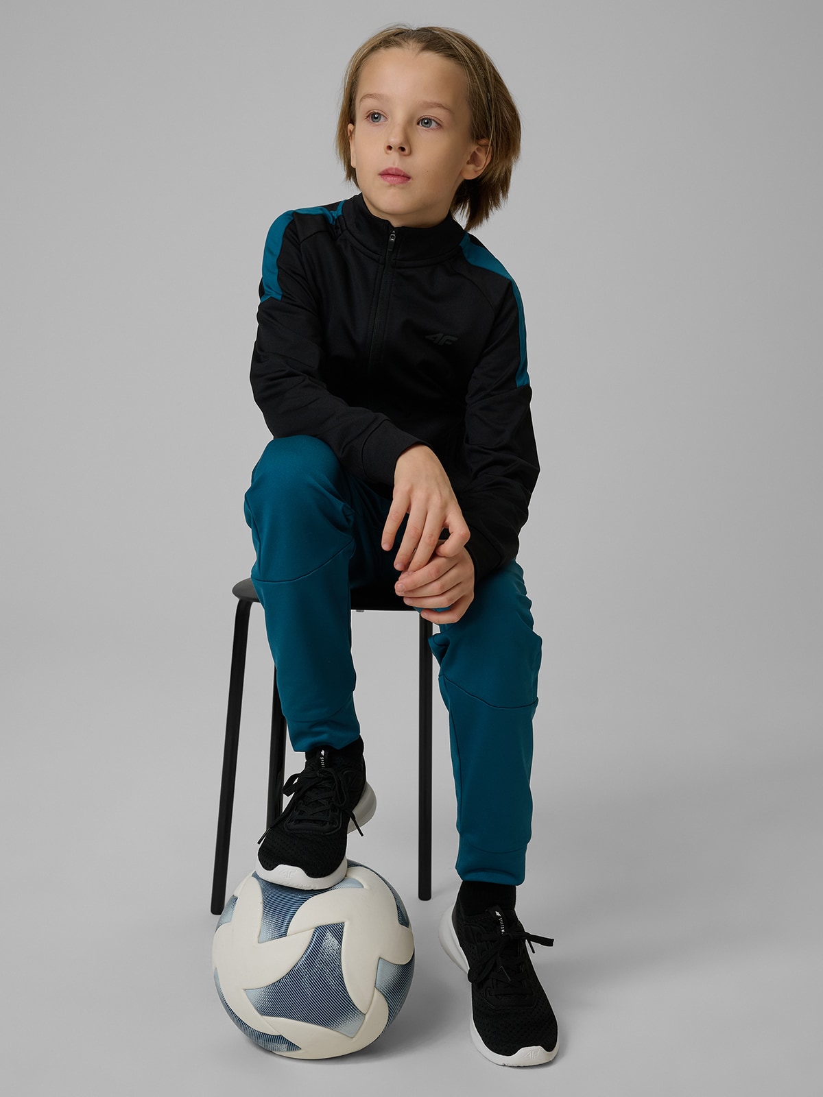 4F Bluza sportowa regular bez kaptura chłopięca - czarna 122/128 (6-8 lat)