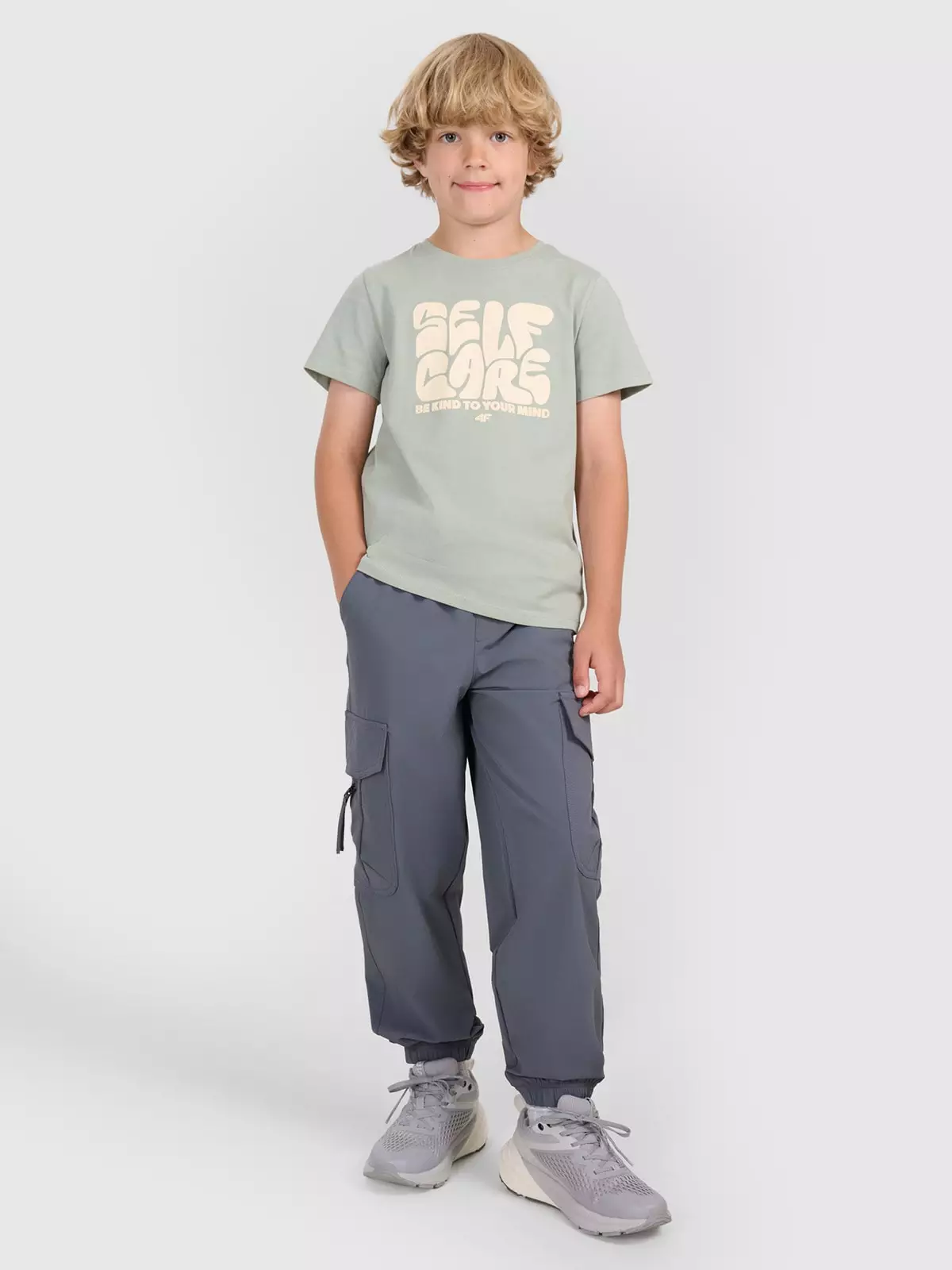 4F Spodnie casual cargo chłopięce - szare 134 (8-9 lat)