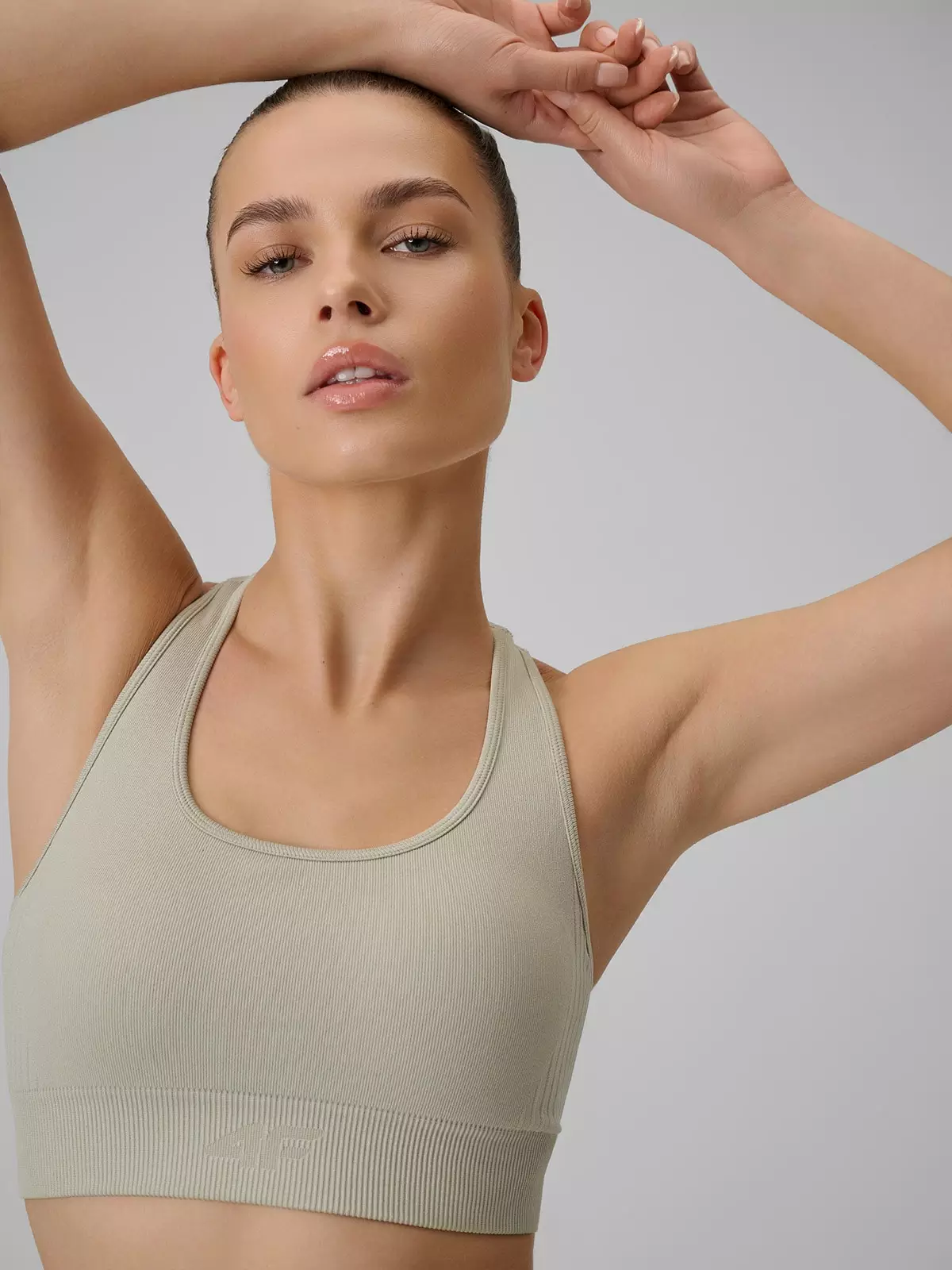 4F Biustonosz treningowy bezszwowy z niskim wsparciem damski - beżowy M/L