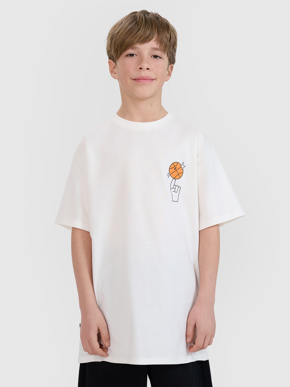 4F T-shirt oversize z nadrukiem chłopięcy - biały 128 (7-8 lat)