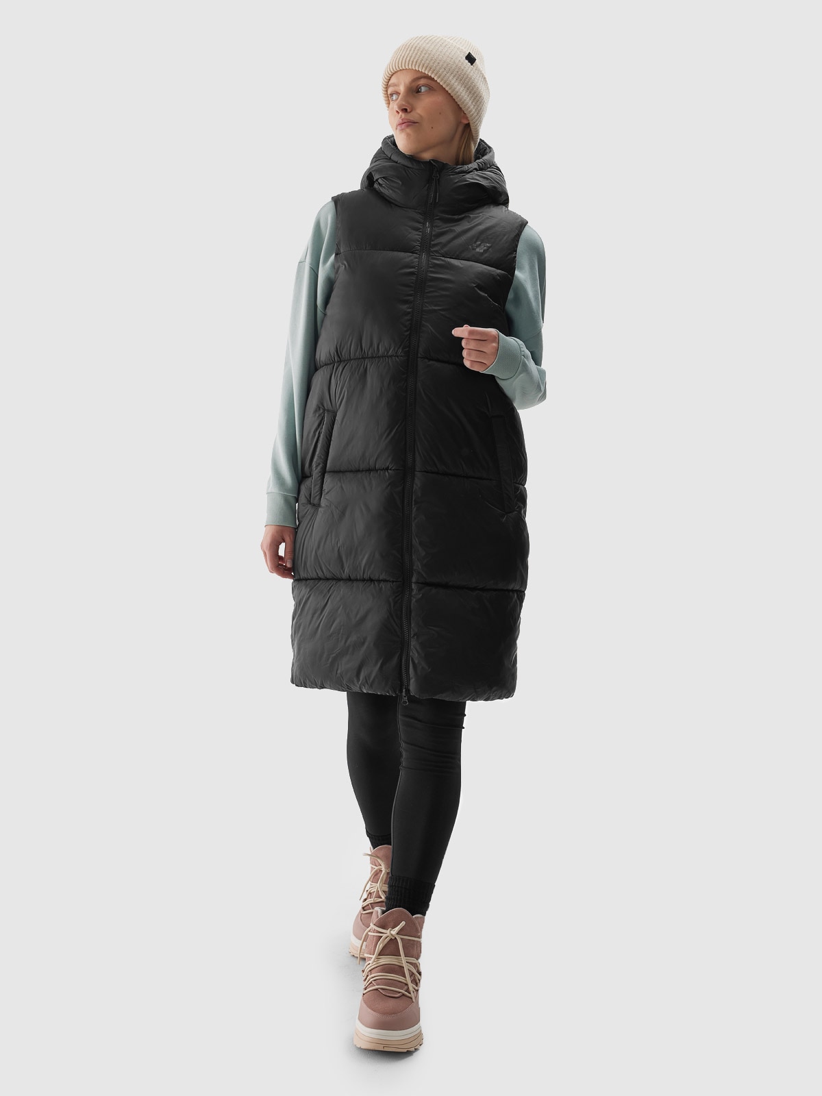 4F Długi bezrękawnik puchowy pikowany z kapturem damski - czarny XS