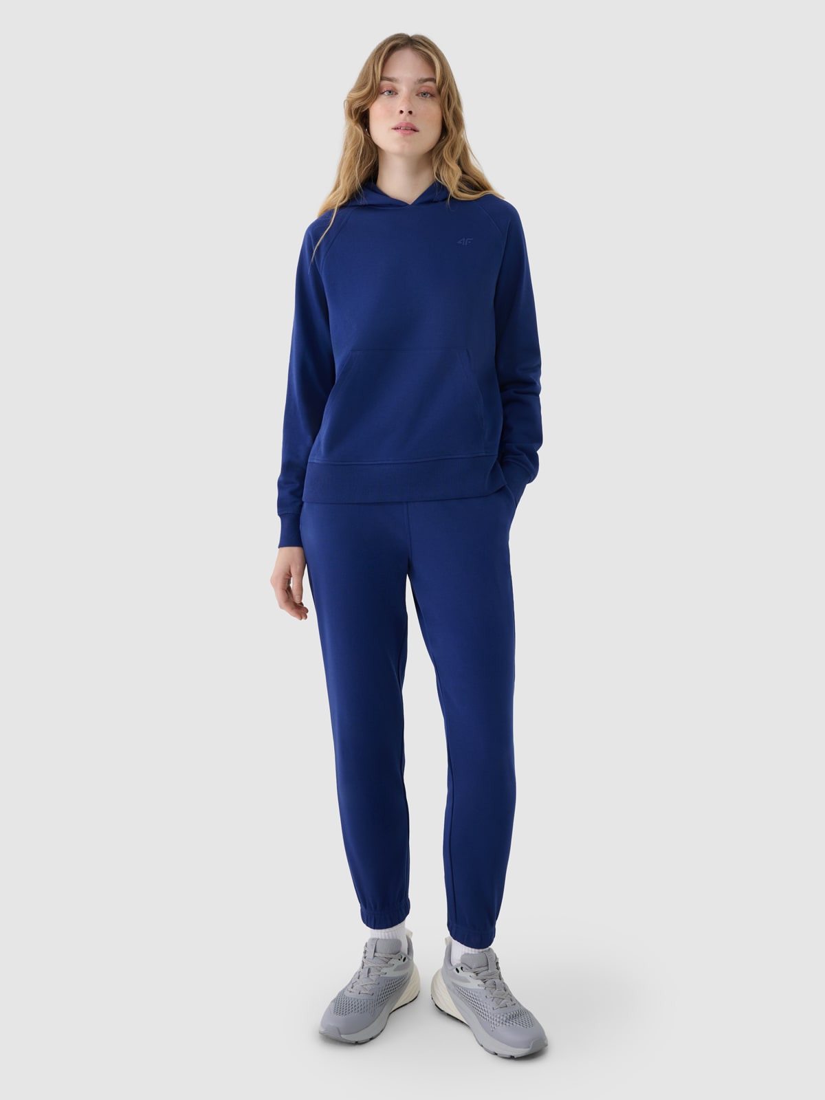 4F Spodnie dresowe joggery damskie - granatowe XS