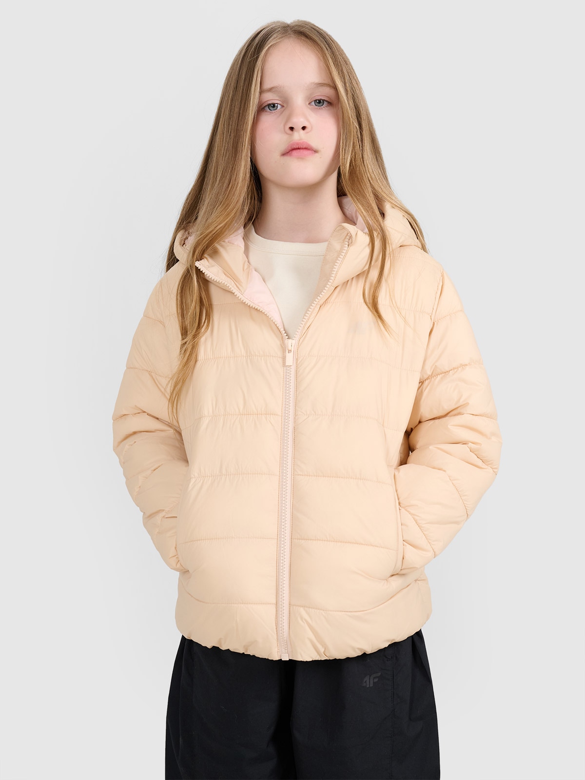 4F Kurtka puchowa z wypełnieniem syntetycznym dziewczęca - beżowa 134 (8-9 lat)