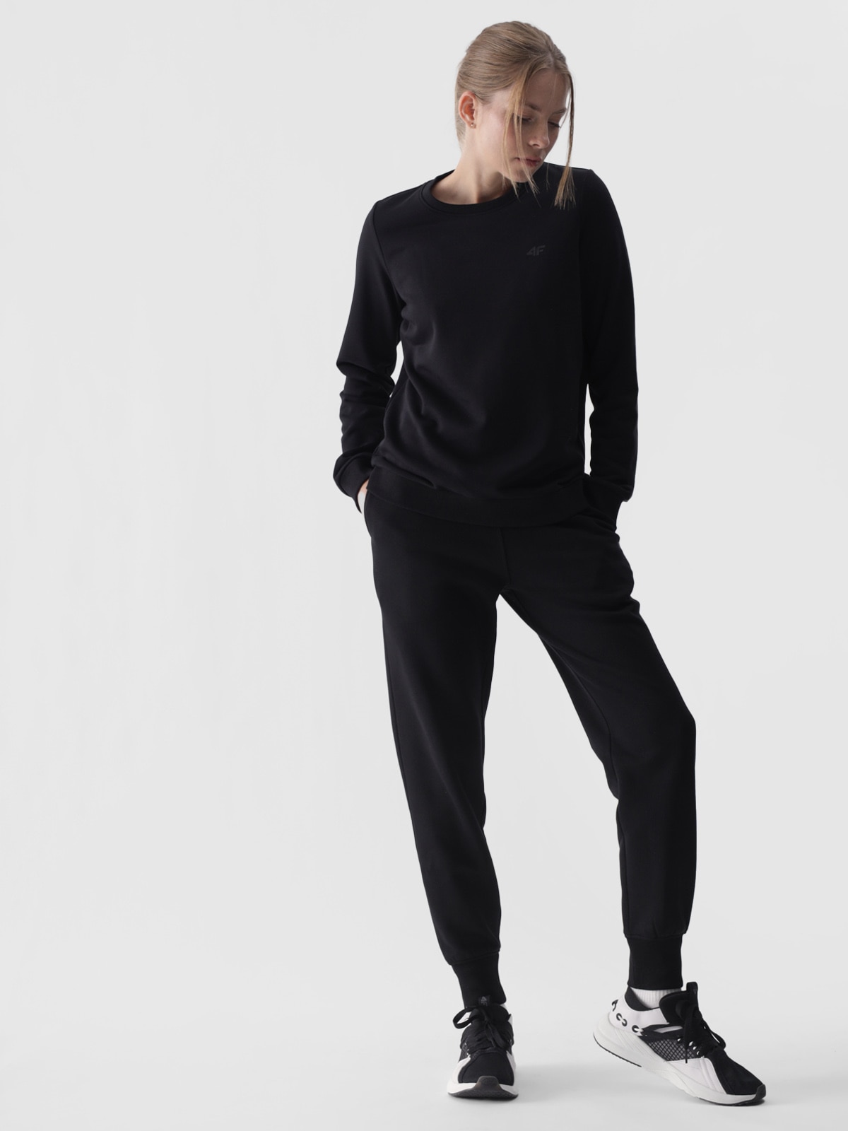4F Spodnie dresowe joggery damskie - czarne XS