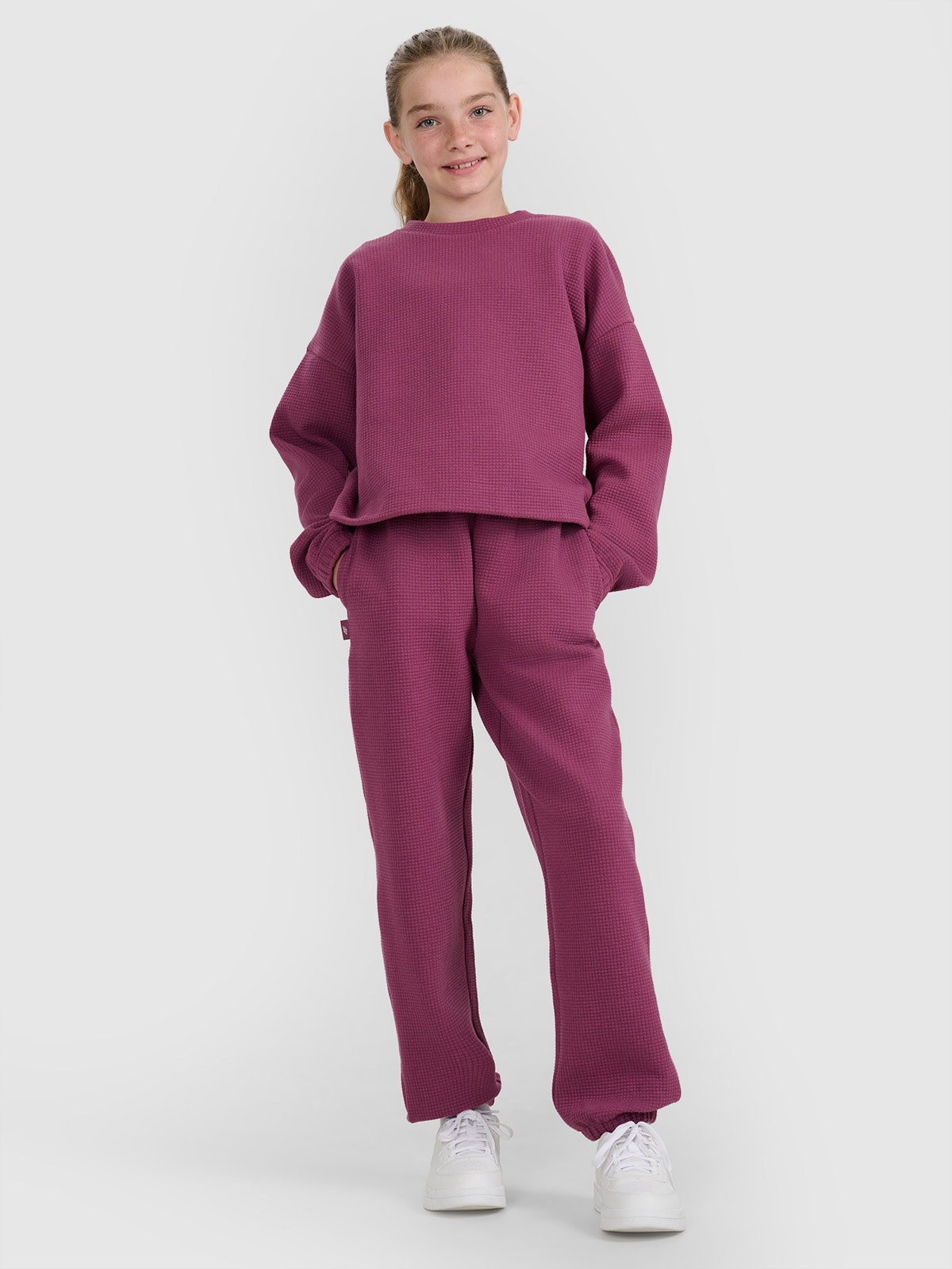 4F Spodnie dresowe joggery dziewczęce - fioletowe 146 (10-11 lat)