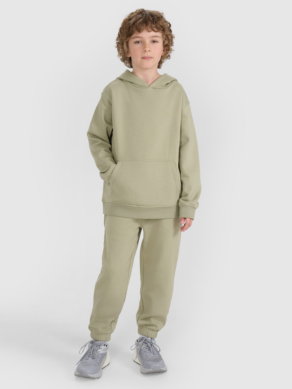 4F Spodnie dresowe joggery chłopięce - zielone 122 (6-7 lat)