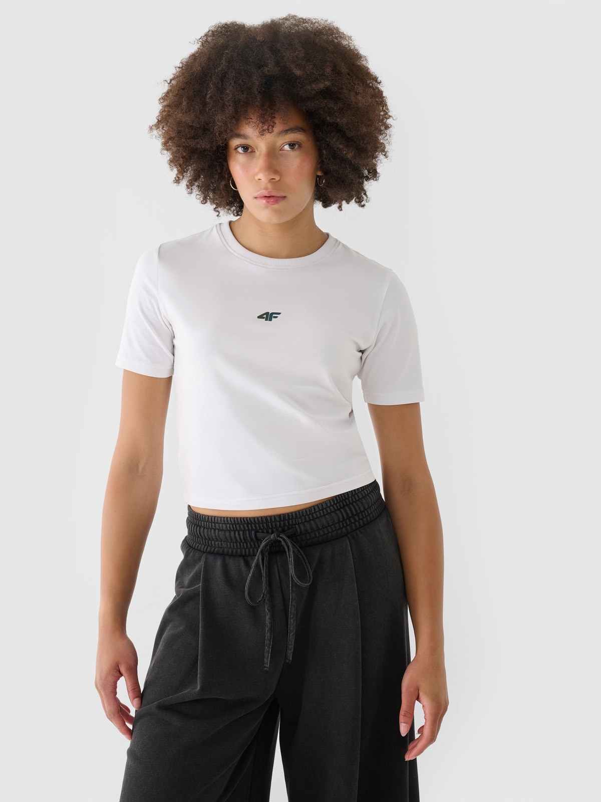 4F T-shirt slim cropped damski - biały M