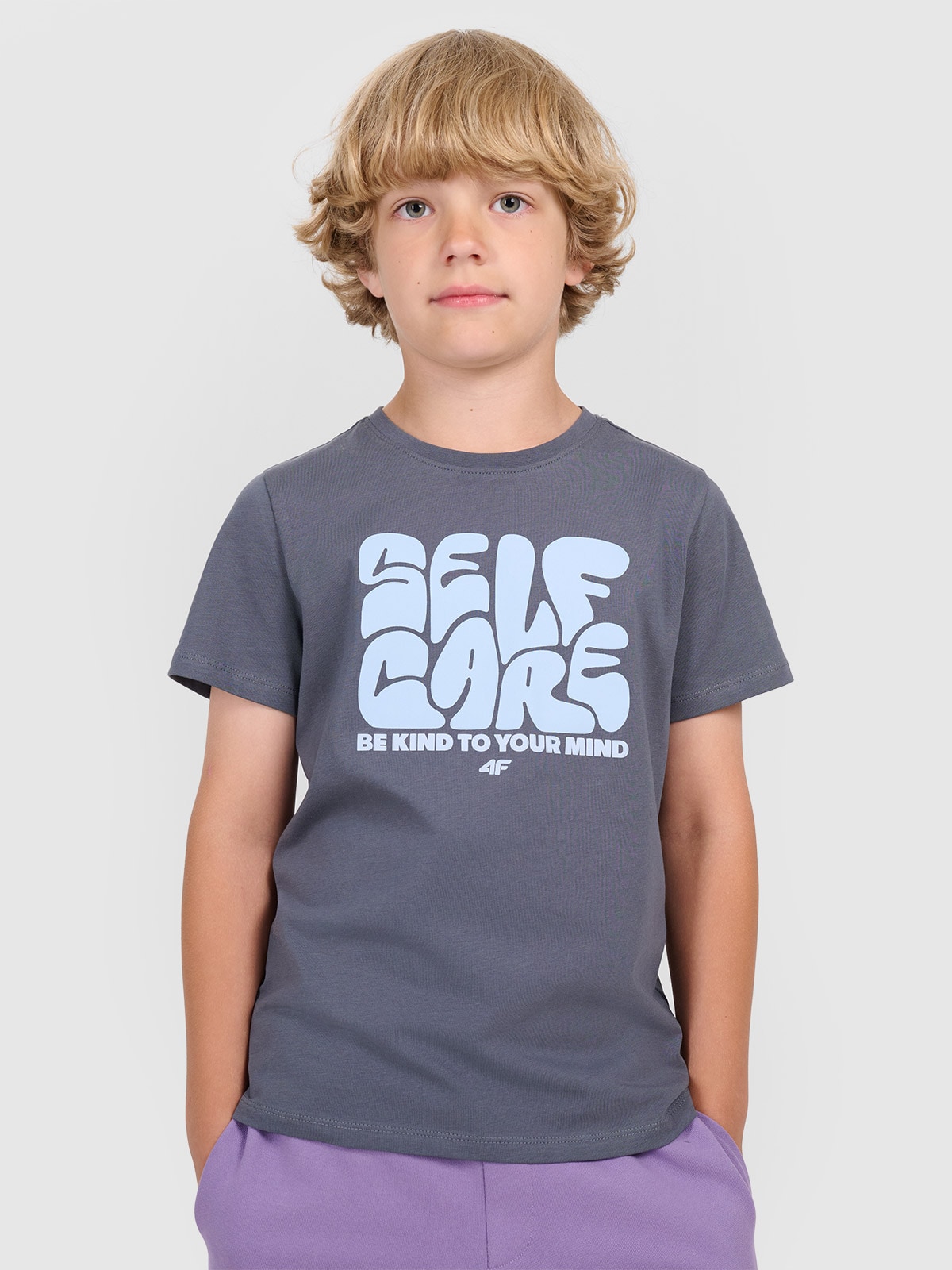 4F T-shirt regular z nadrukiem chłopięcy - szary 134 (8-9 lat)